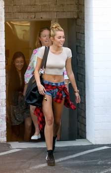 Miley Cyrus_Update-e2jt8gxt7g.jpg