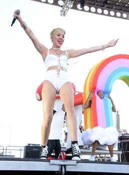 Miley Cyrus_Update42jt8hwkww.jpg