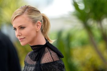 23149032_Charlize-Theron0_Fall_2015_Vale
